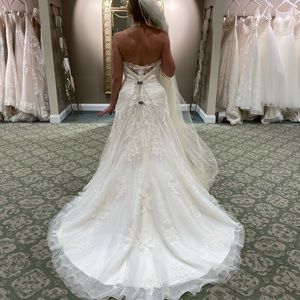 Wedding Dress Size 4-6 Ivory Color with Veil